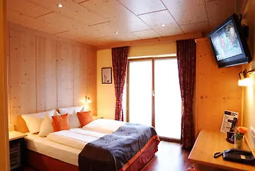 Living Max Hotell 4*